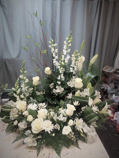 AF Paradise all white urn display